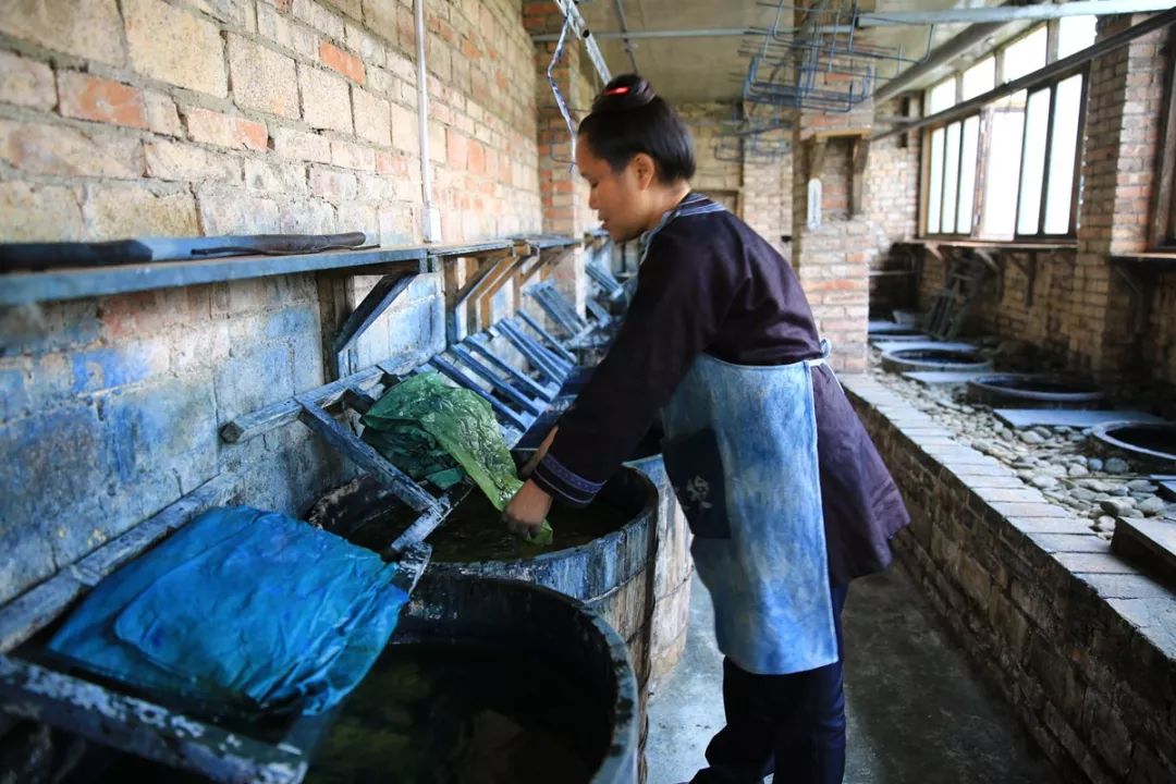 她负债300万，用妈妈嫁衣做油画，把24节气染成布，惊艳巴黎时装周！