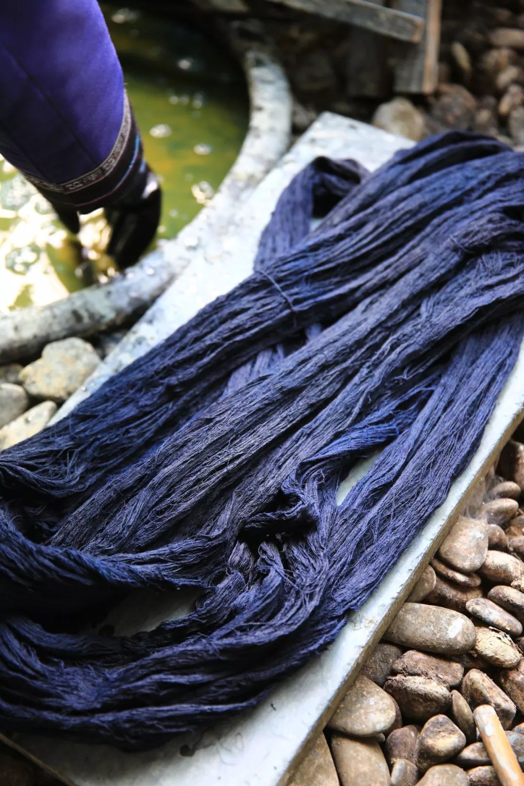 她负债300万，用妈妈嫁衣做油画，把24节气染成布，惊艳巴黎时装周！