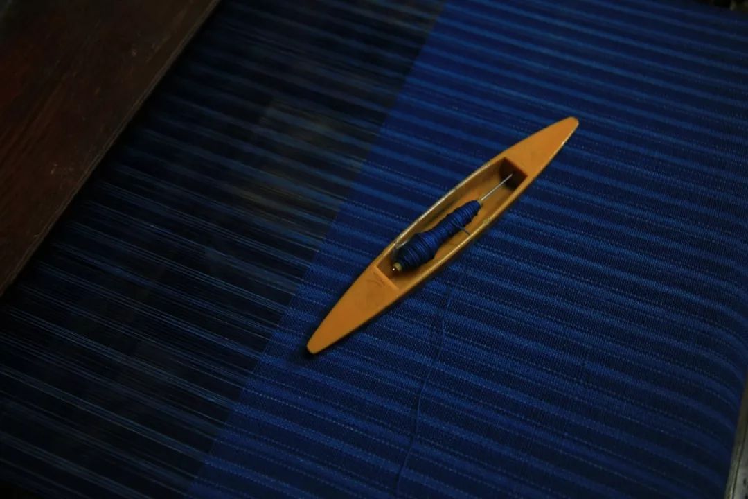 她负债300万，用妈妈嫁衣做油画，把24节气染成布，惊艳巴黎时装周！