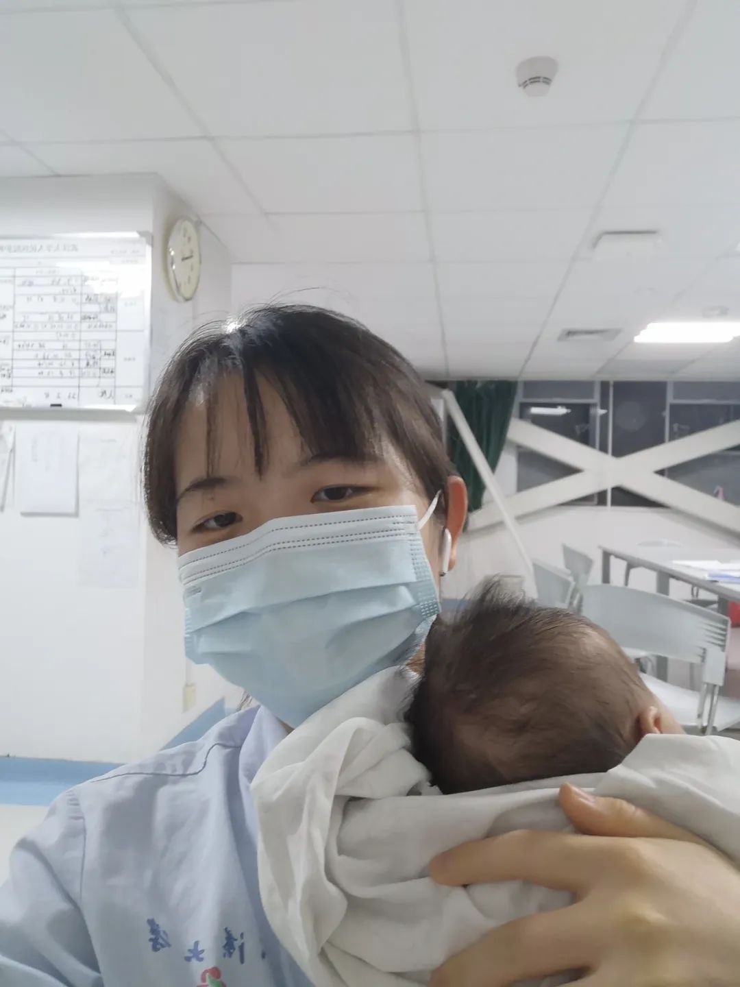 余书婷，刚答辩完就“跑”了