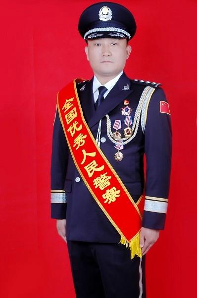 英雄之光·我记得你⑥｜全国优秀人民警察艾茂森：崇尚英雄才会产生英雄，学习英雄才能英雄辈出（英雄之光教育公益晚会）