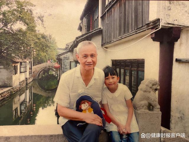 她用一年读完爷爷的日记：我成长中的一切，爷爷都替我记得（我的爷爷作文英语作文）