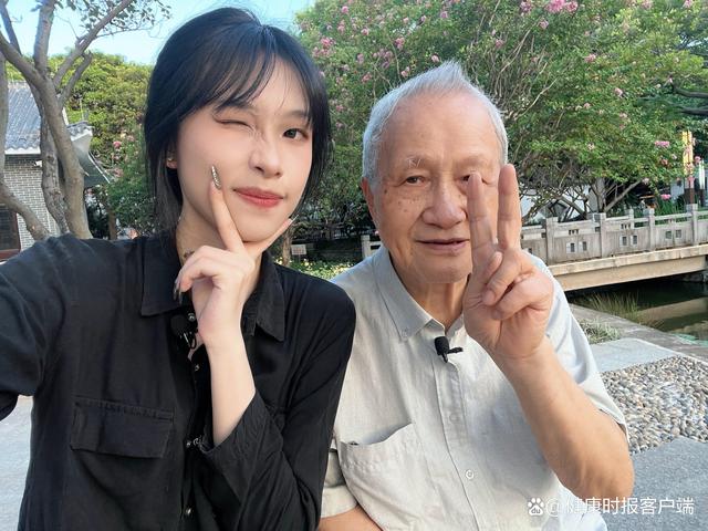 她用一年读完爷爷的日记：我成长中的一切，爷爷都替我记得（我的爷爷作文英语作文）