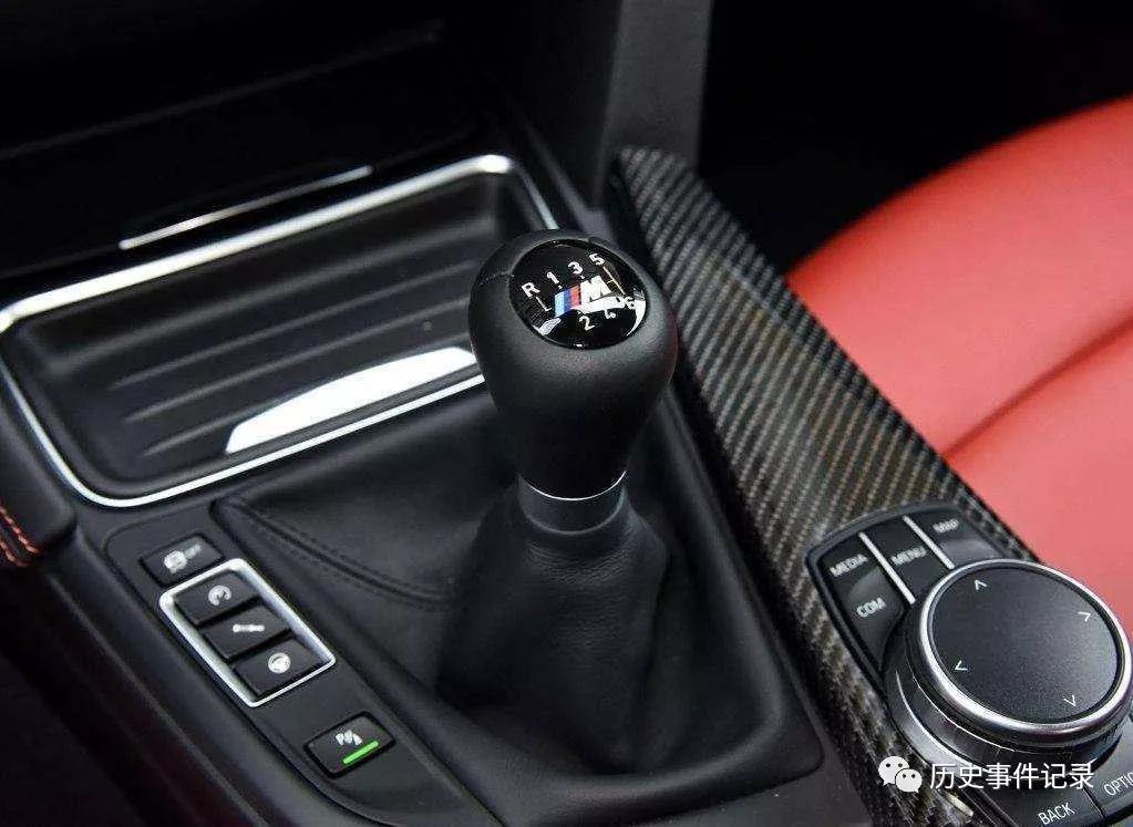 开手动挡的车，刹车到底要不要踩离合？