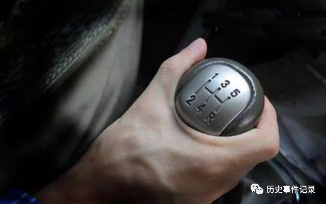 开手动挡的车，刹车到底要不要踩离合？