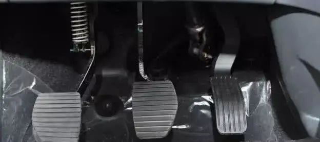 手动挡汽车在刹车时需不需要踩离合别盲目，听听老司机怎么说