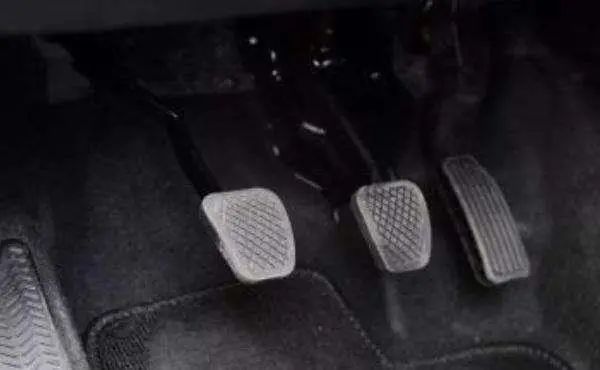 手动挡汽车在刹车时需不需要踩离合别盲目，听听老司机怎么说