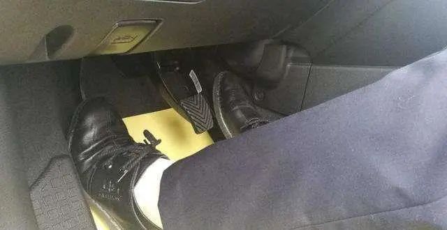 手动挡汽车在刹车时需不需要踩离合别盲目，听听老司机怎么说