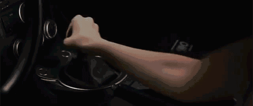 手动挡车型，急刹时踩不踩离合？