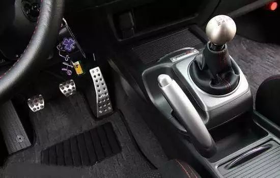 手动挡车型，急刹时踩不踩离合？