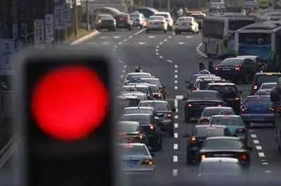 手动挡车型，急刹时踩不踩离合？