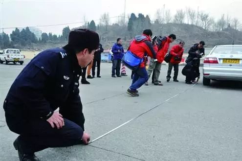 手动挡车型，急刹时踩不踩离合？