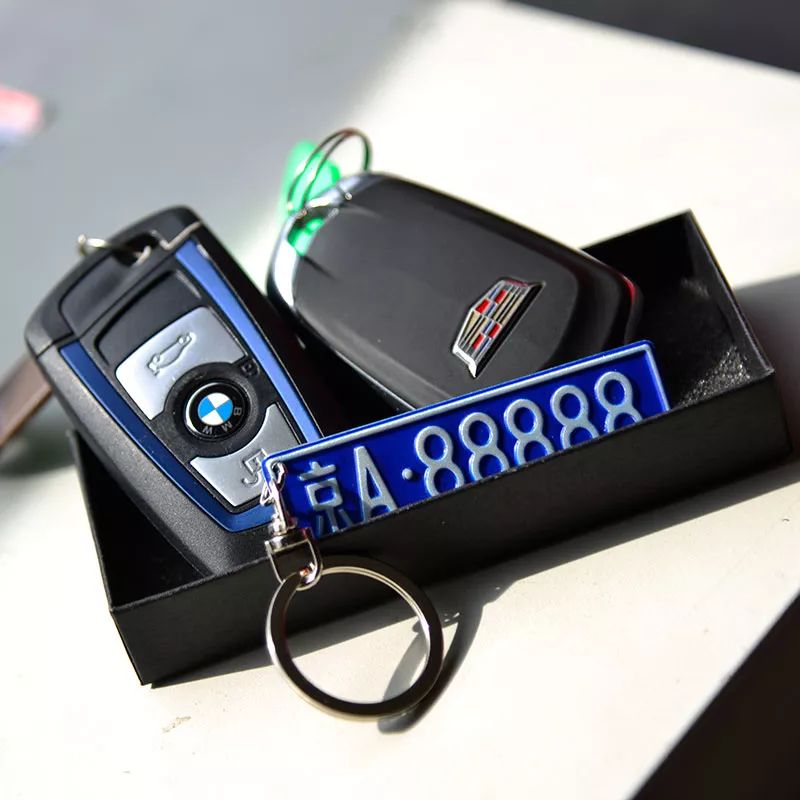 手动挡车型，急刹时踩不踩离合？