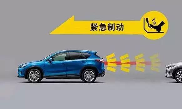 手动挡急刹要不要踩离合，很多司机都做错了！