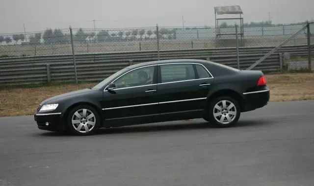 【开车必看】手动挡刹车该不该踩离合？