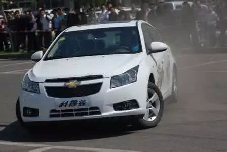 手动挡车型，踩刹车的时候有必要踩离合器吗？