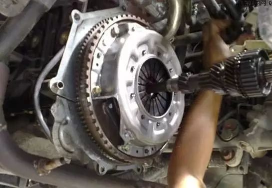 手动挡车型，踩刹车的时候有必要踩离合器吗？