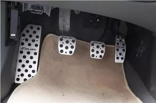 手动挡车型，踩刹车的时候有必要踩离合器吗？