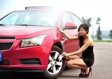 手动挡车型，踩刹车的时候有必要踩离合器吗？