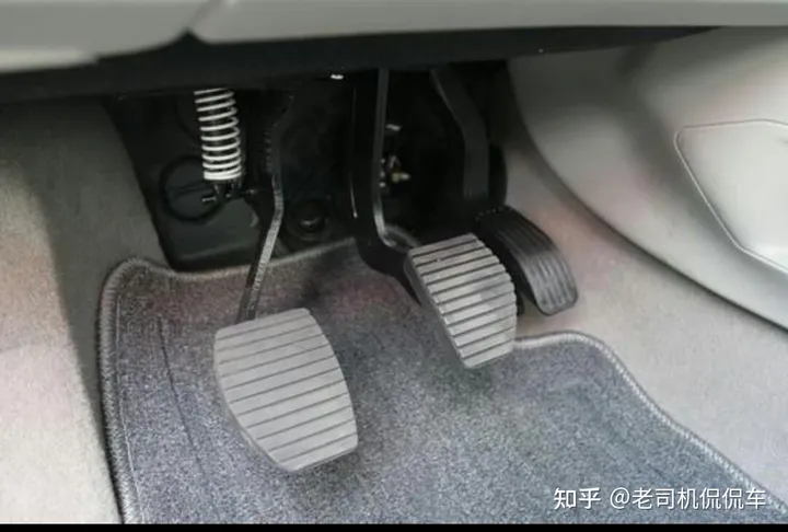 手动挡急刹时到底要不要踩离合？别等出事了才知道！