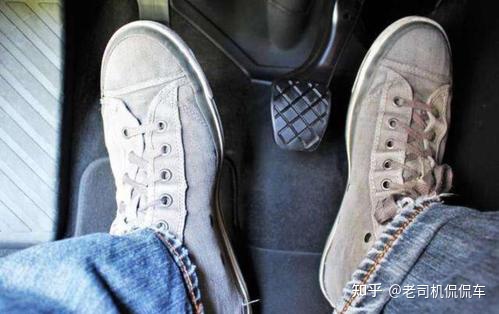 手动挡急刹时到底要不要踩离合？别等出事了才知道！