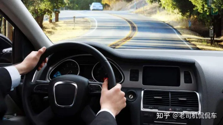 手动挡急刹时到底要不要踩离合？别等出事了才知道！