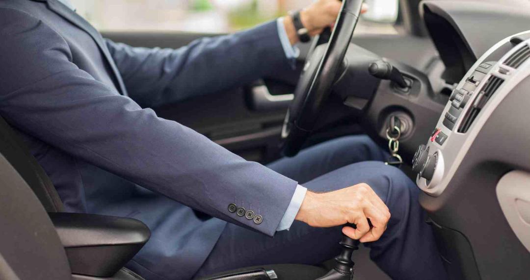 刹车与离合到底能不能一起踩？原来教练的一直是错的-刹车跟离合一起踩吗