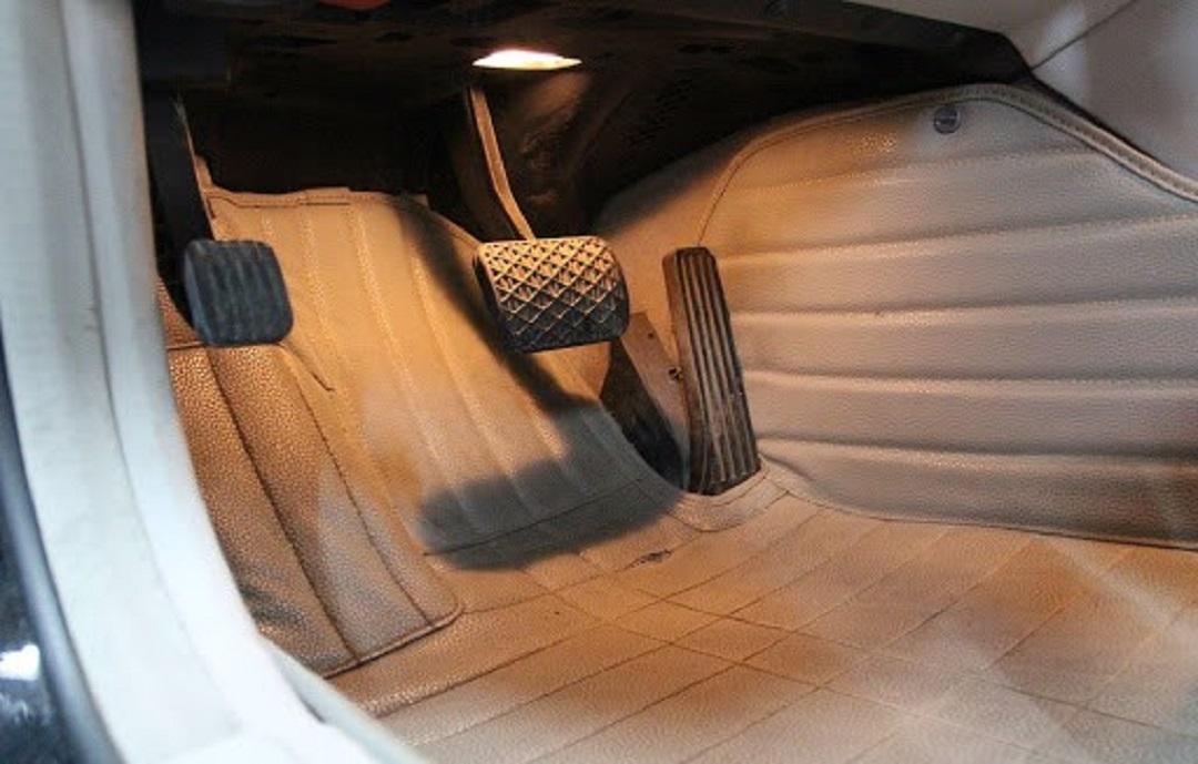 刹车与离合到底能不能一起踩？原来教练的一直是错的-刹车跟离合一起踩吗