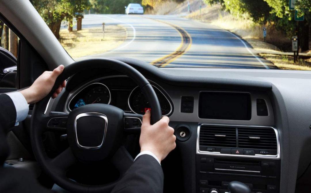 刹车与离合到底能不能一起踩？原来教练的一直是错的-刹车跟离合一起踩吗