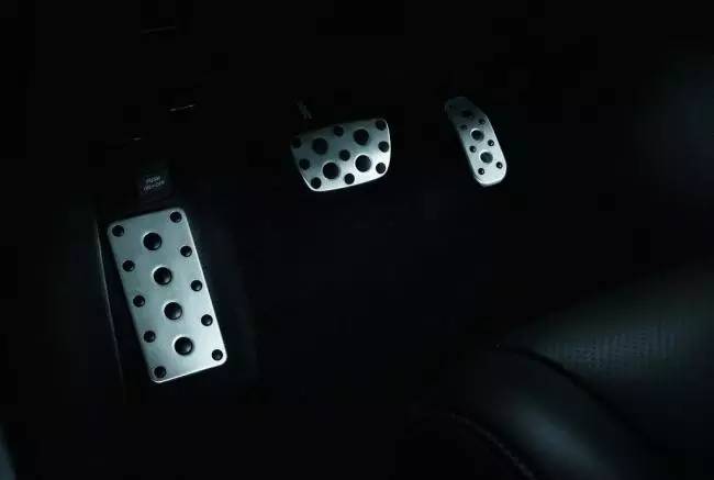 我们如果开的是手动档车，紧急刹车时要同时踩离合吗？-手动挡汽车紧急刹车