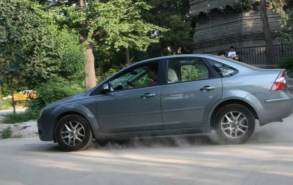 我们如果开的是手动档车，紧急刹车时要同时踩离合吗？-手动挡汽车紧急刹车