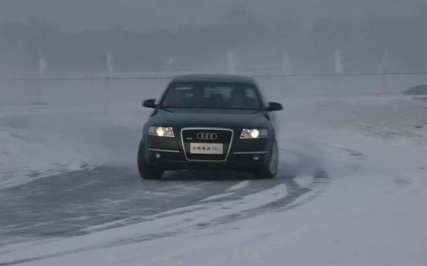 我们如果开的是手动档车，紧急刹车时要同时踩离合吗？-手动挡汽车紧急刹车