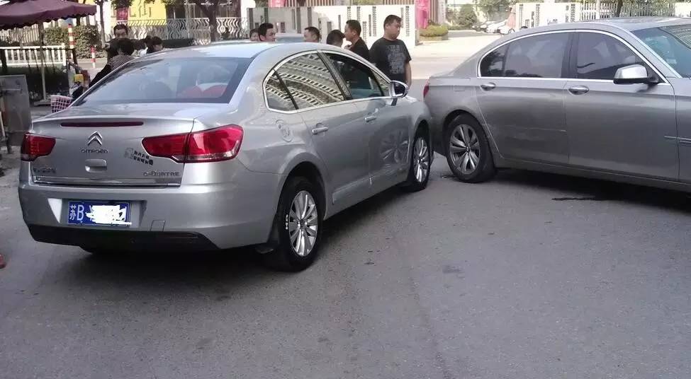 我们如果开的是手动档车，紧急刹车时要同时踩离合吗？-手动挡汽车紧急刹车