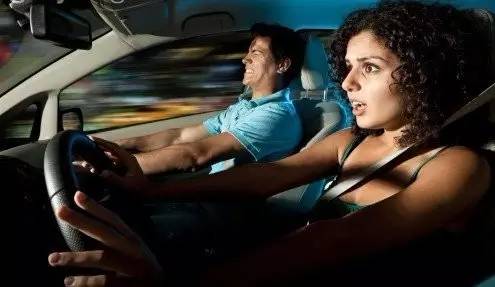 我们如果开的是手动档车，紧急刹车时要同时踩离合吗？-手动挡汽车紧急刹车