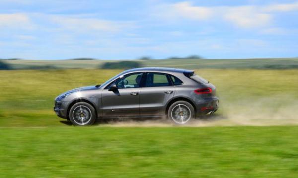 手动挡开车转弯时用踩离合吗？很多司机还没弄明白，一定注意-手动挡转弯时要踩离合吗