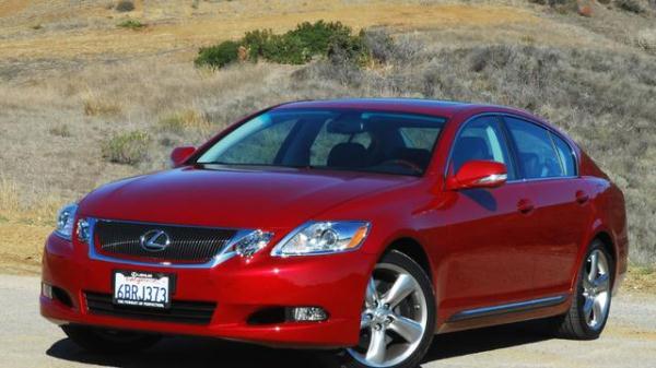 手动挡开车转弯时用踩离合吗？很多司机还没弄明白，一定注意-手动挡转弯时要踩离合吗