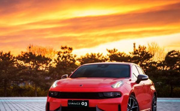 手动挡开车转弯时用踩离合吗？很多司机还没弄明白，一定注意-手动挡转弯时要踩离合吗