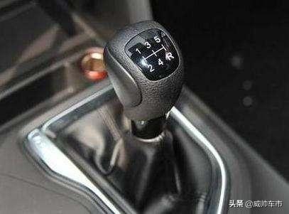 盘点那些开手动挡时的陋习，既不安全又伤车-开手动挡的车有哪些好处?