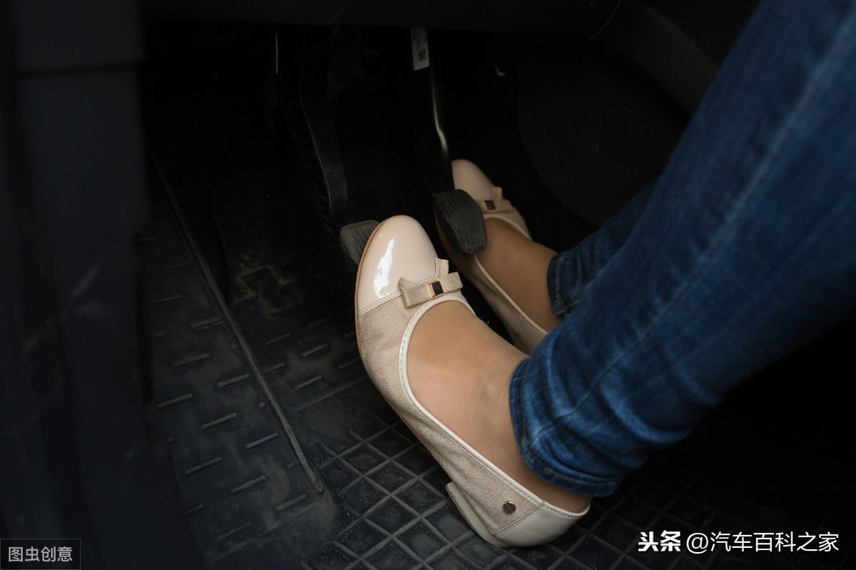 手动挡车减速，先踩刹车还是先踩离合？今天终于明白了-手动挡减速的时候先踩离合还是刹车