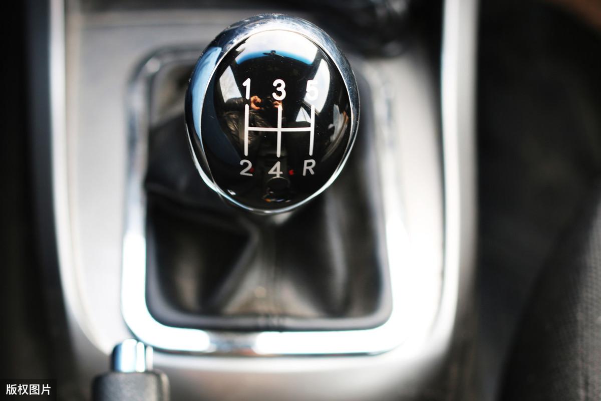 开手动挡车，刹车的时候需要踩离合吗？新手搞反顺序要吃大亏-手动挡车刹车需要踩离合器吗