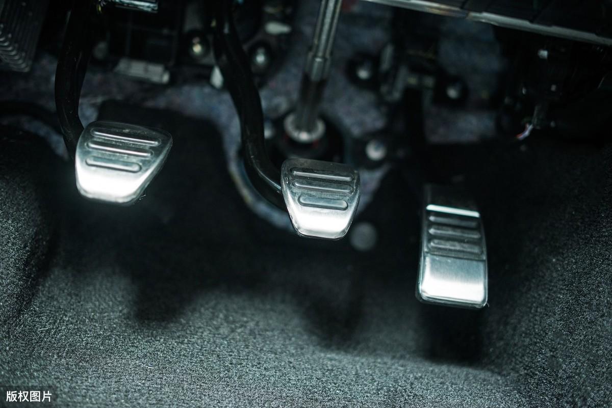 开手动挡车，刹车的时候需要踩离合吗？新手搞反顺序要吃大亏-手动挡车刹车需要踩离合器吗