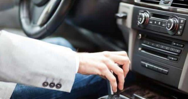 手动挡车在急刹车时，该不该踩离合？-手动挡遇到急刹车