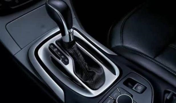 手动挡车在急刹车时，该不该踩离合？-手动挡遇到急刹车