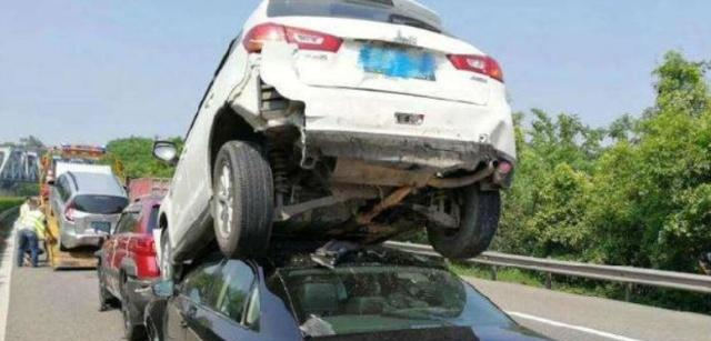 手动挡车在急刹车时，该不该踩离合？-手动挡遇到急刹车