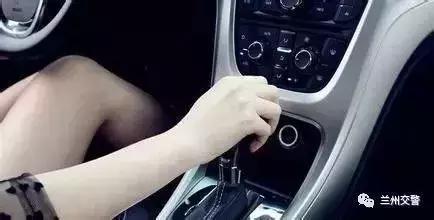 汽车急刹时该不该踩离合？很多老司机都可能会搞错-开车急刹车时需不需要踩离合踏板