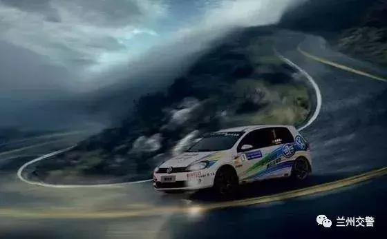 汽车急刹时该不该踩离合？很多老司机都可能会搞错-开车急刹车时需不需要踩离合踏板