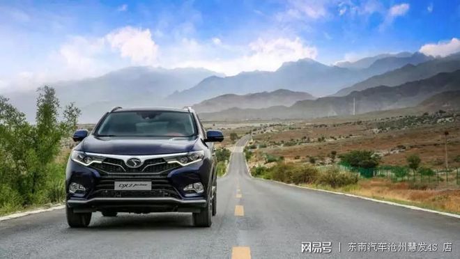 手动挡车踩刹车时用不用踩离合器-手动挡起步先给油还是先抬离合