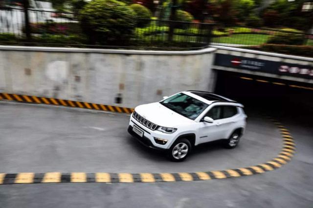 开手动挡最怕上坡停车？学会这些不管怎么开，至少不会熄火-手动挡车停在上坡路挂什么档