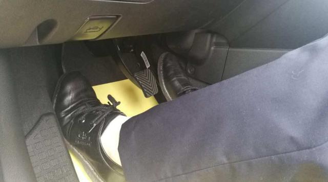 开手动挡最怕上坡停车？学会这些不管怎么开，至少不会熄火-手动挡车停在上坡路挂什么档