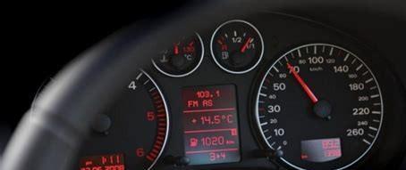 手动挡踩刹车时一定要踩离合器吗？-手动挡踩刹车用踩离合么